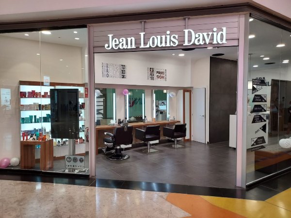 Jean Louis David, firma del Grupo Provalliance, inaugura un nuevo salón en Alicante
